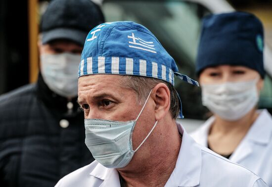 В Санкт-Петербурге судостроительный завод передал городской больнице  защитные костюмы