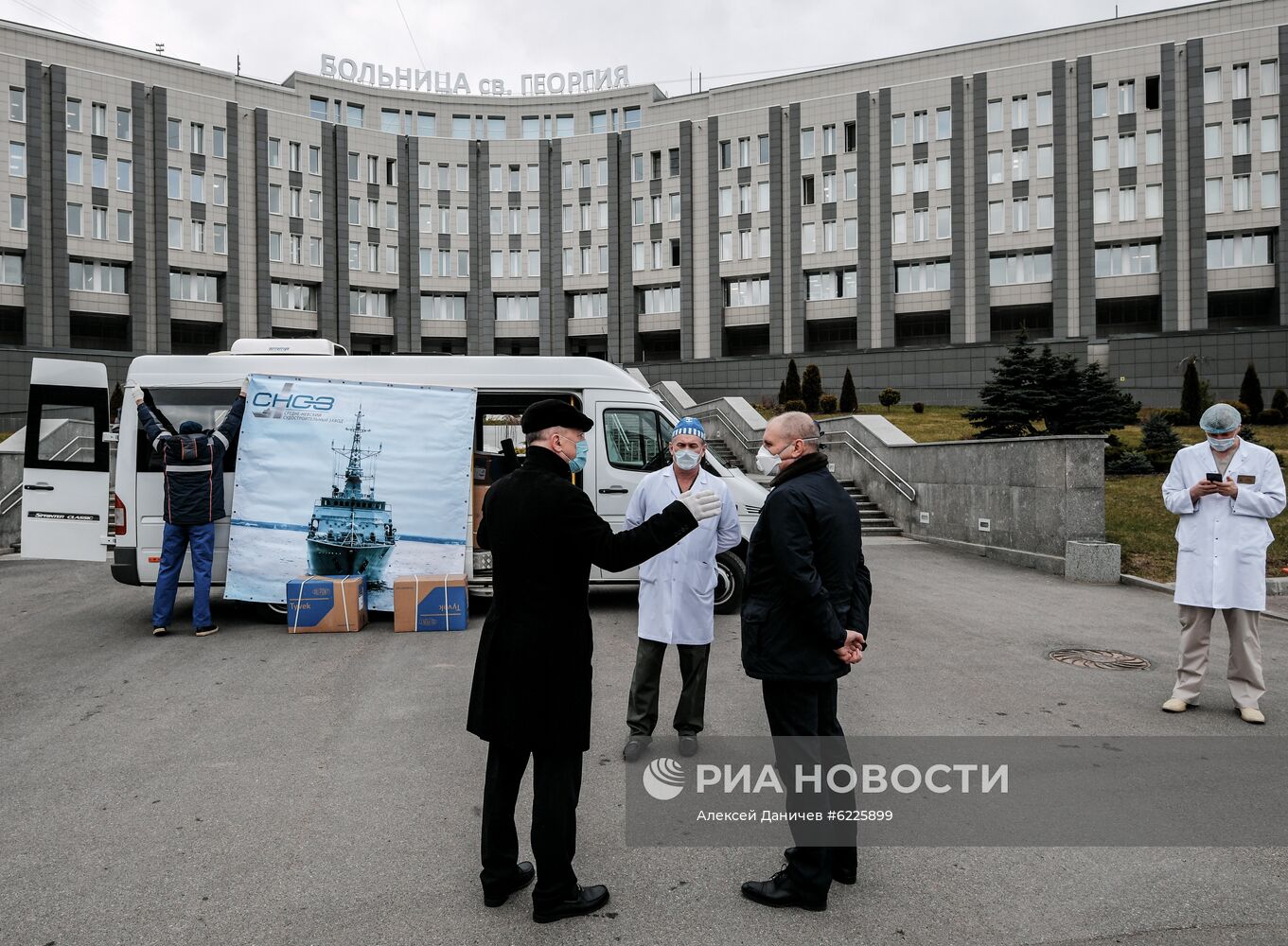 В Санкт-Петербурге судостроительный завод передал городской больнице  защитные костюмы