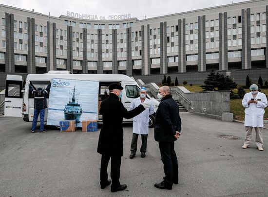 В Санкт-Петербурге судостроительный завод передал городской больнице  защитные костюмы