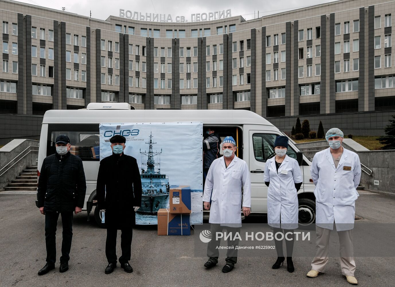 В Санкт-Петербурге судостроительный завод передал городской больнице  защитные костюмы