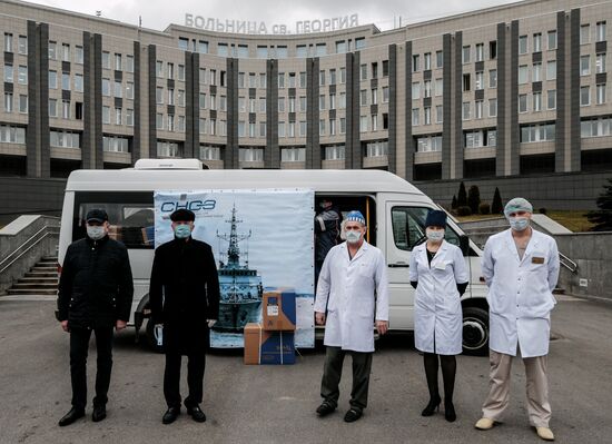 В Санкт-Петербурге судостроительный завод передал городской больнице  защитные костюмы