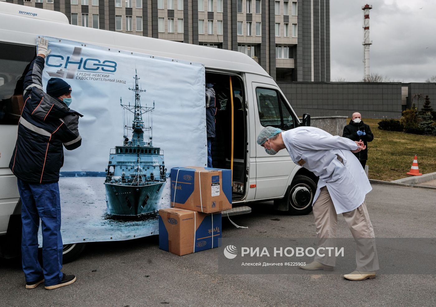 В Санкт-Петербурге судостроительный завод передал городской больнице защитные костюмы