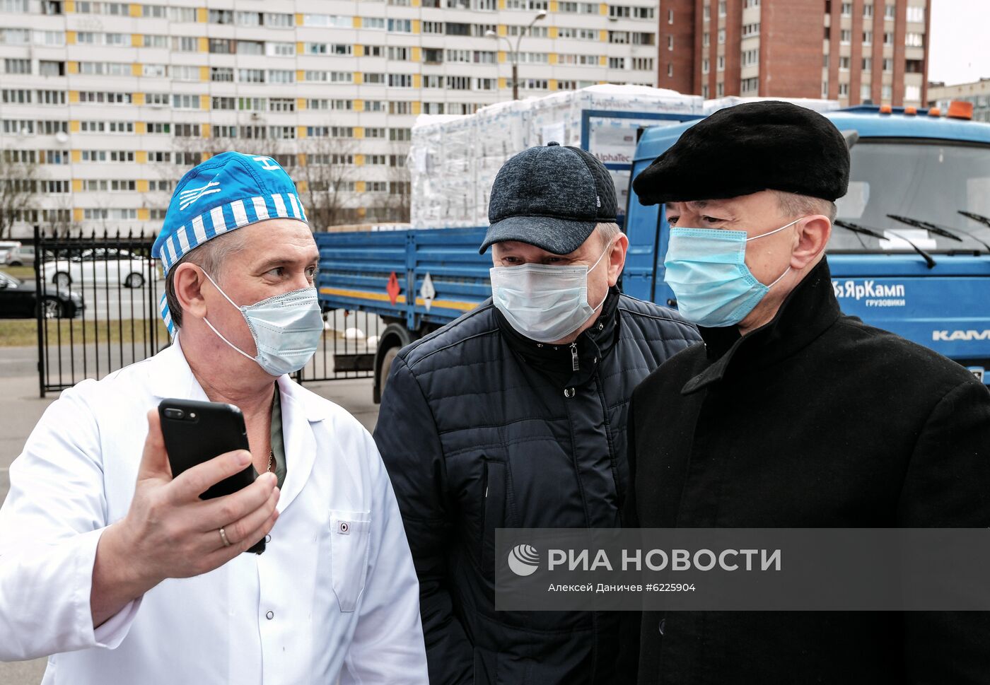 В Санкт-Петербурге судостроительный завод передал городской больнице  защитные костюмы