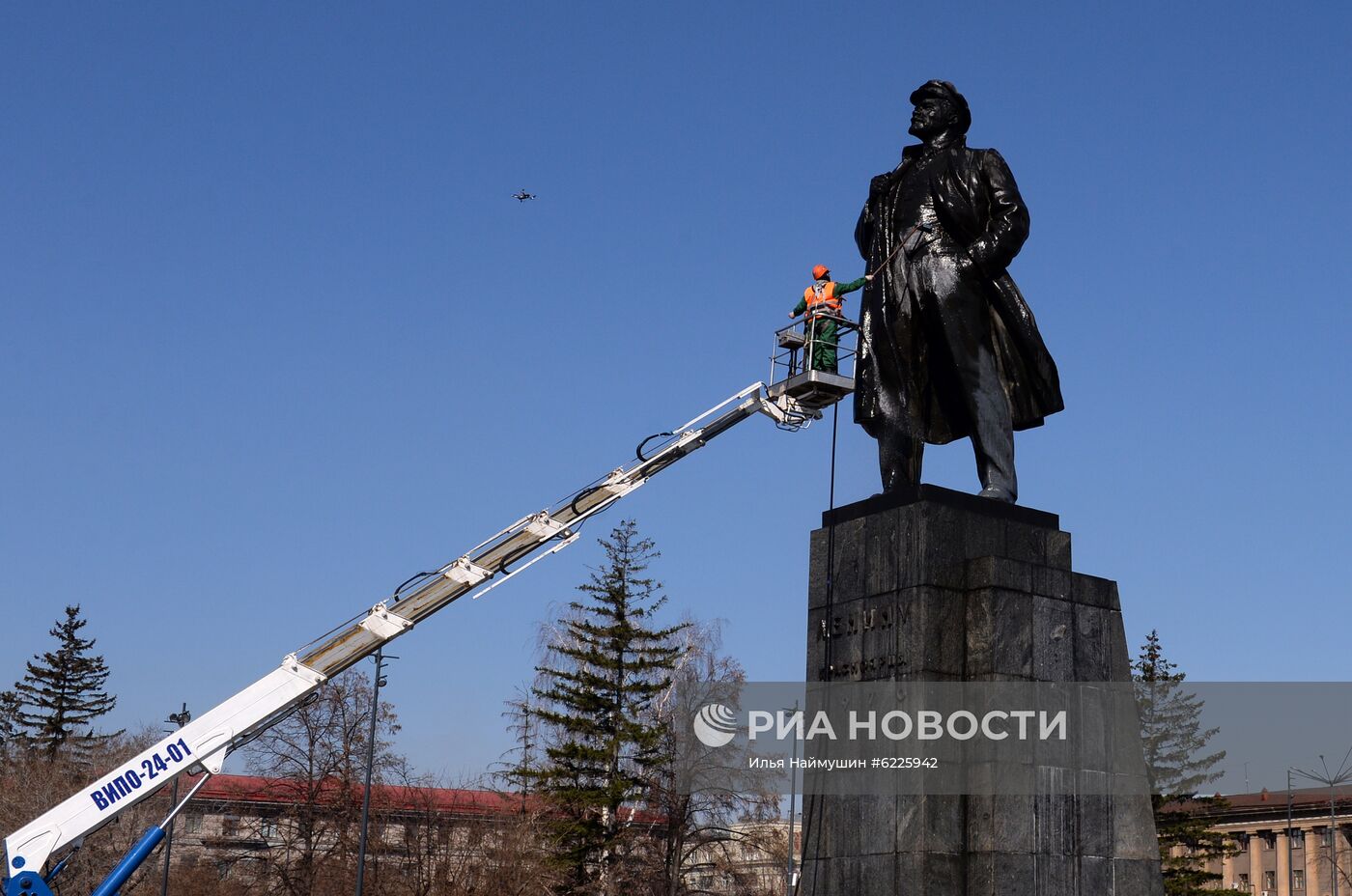 Мойка памятника В. Ленину в Красноярске 