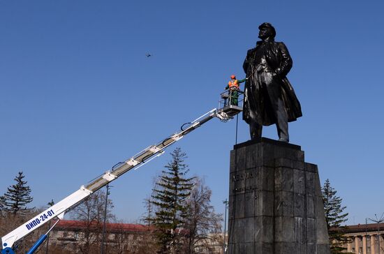 Мойка памятника В. Ленину в Красноярске 