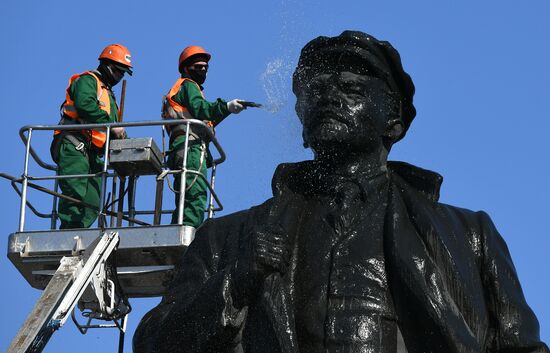 Мойка памятника В. Ленину в Красноярске 