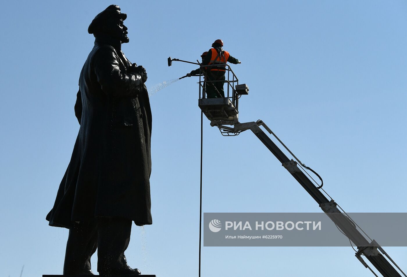 Мойка памятника В. Ленину в Красноярске 