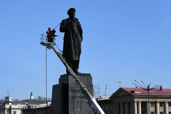 Мойка памятника В. Ленину в Красноярске 