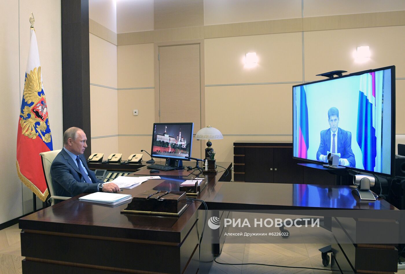 Президент РФ В. Путин провел встречу с губернатором Приморского края О. Кожемяко