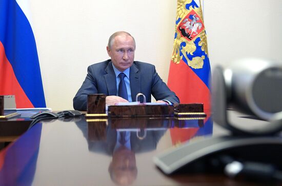 Президент РФ В. Путин провел встречу с губернатором Приморского края О. Кожемяко