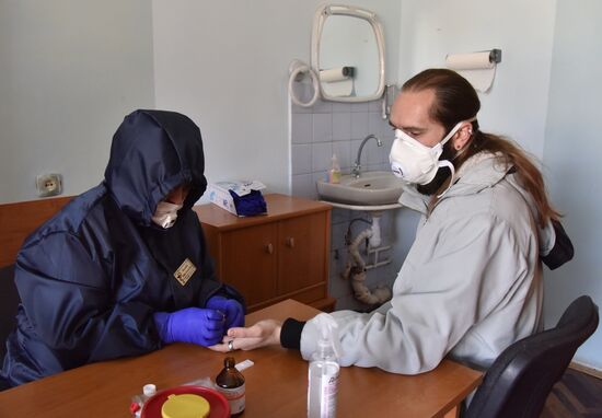 Прохождение экспресс-тестов на выявление коронавируса на Украине