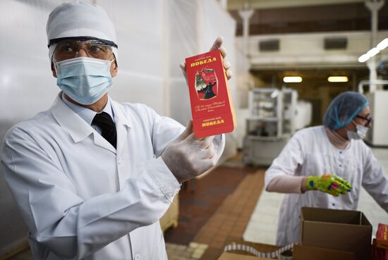 Фабрика "Свобода" начала выпуск подарочных наборов к 75-летию Победы 