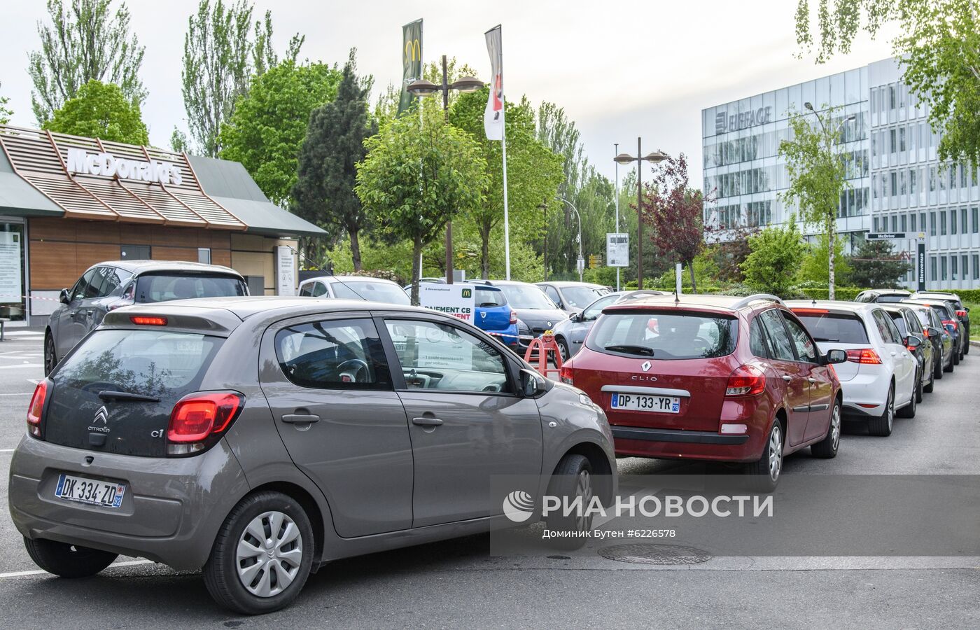 В Париже стали вновь открываться рестораны Макдональдс