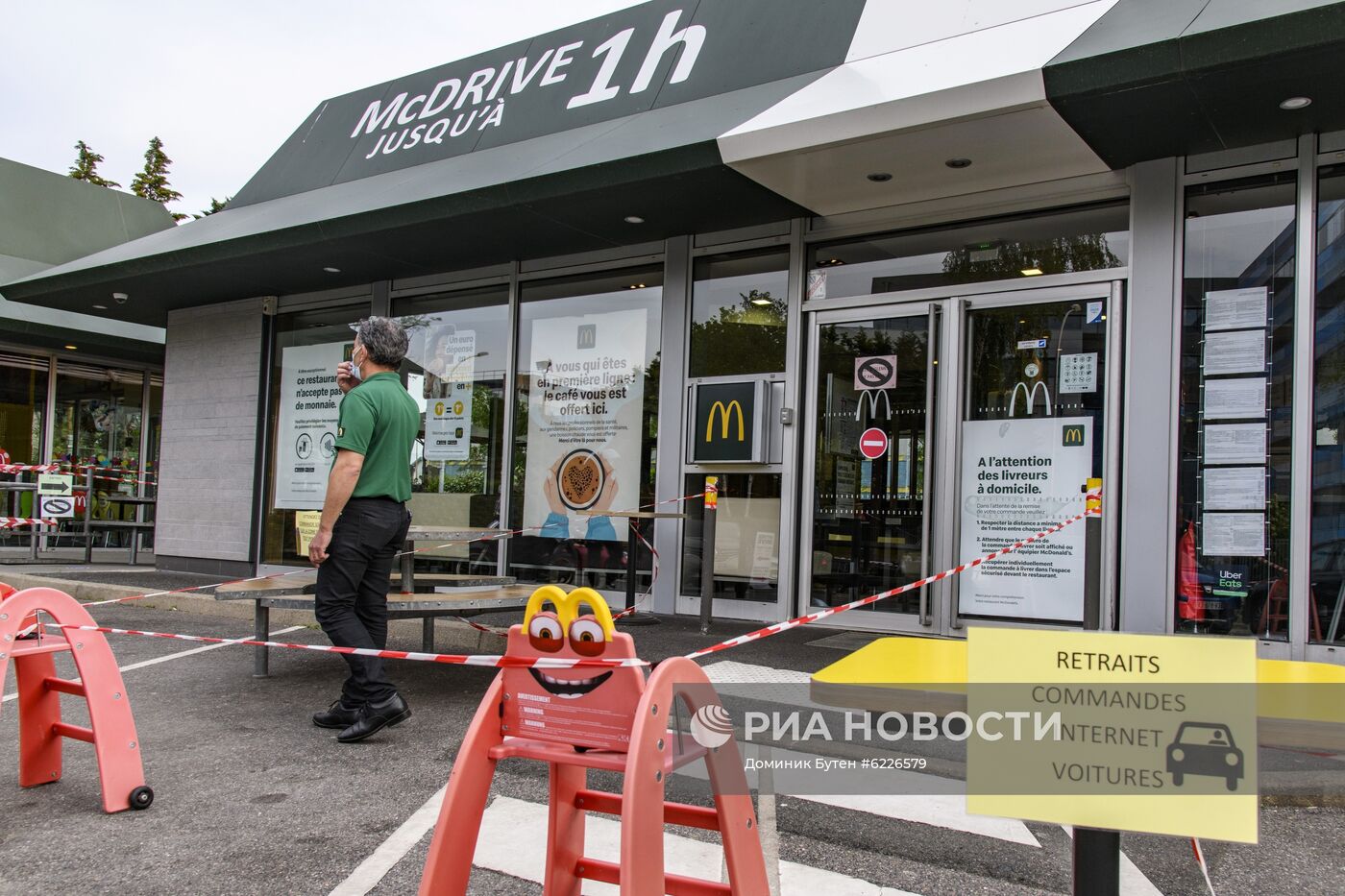 В Париже стали вновь открываться рестораны Макдональдс