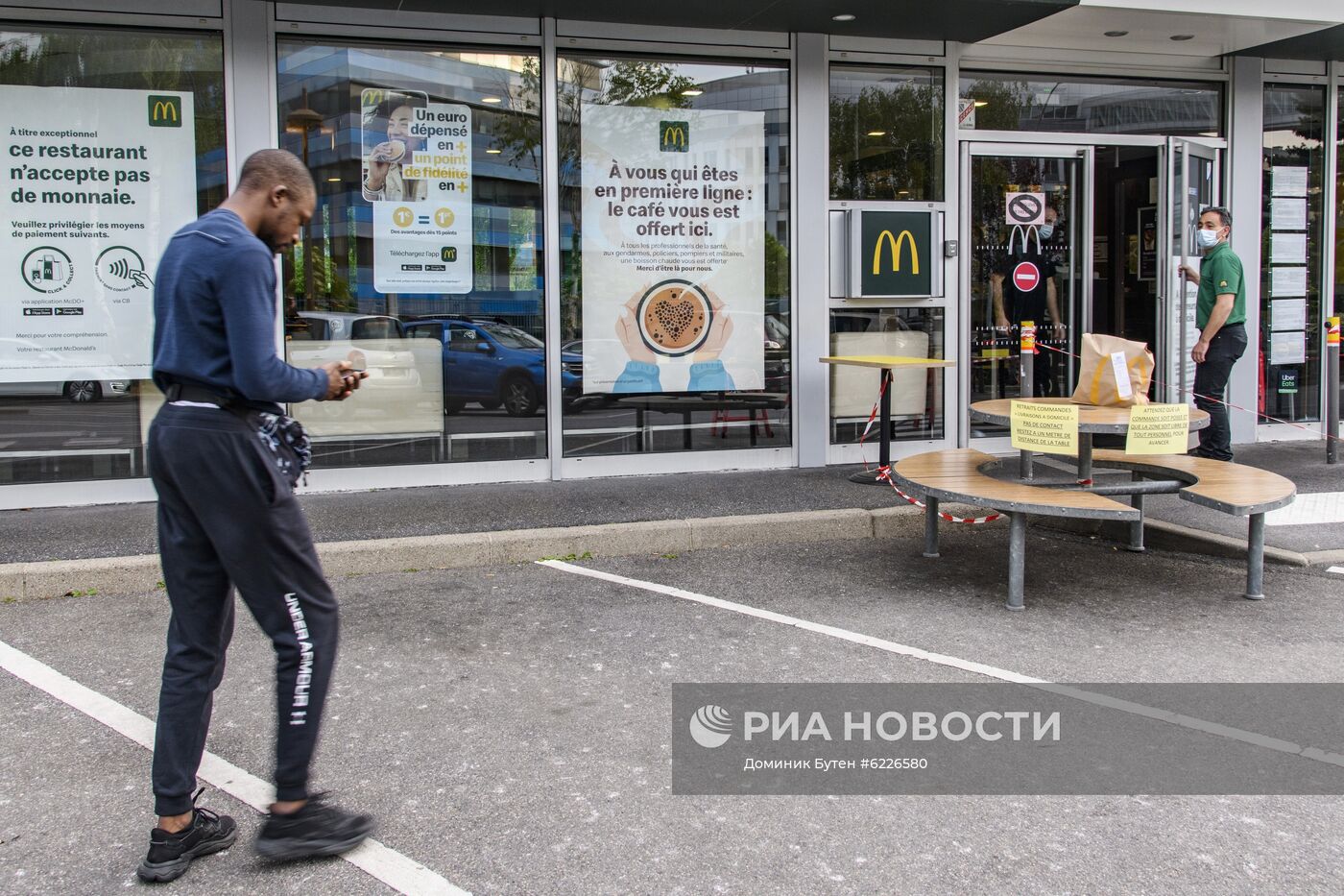 В Париже стали вновь открываться рестораны Макдональдс