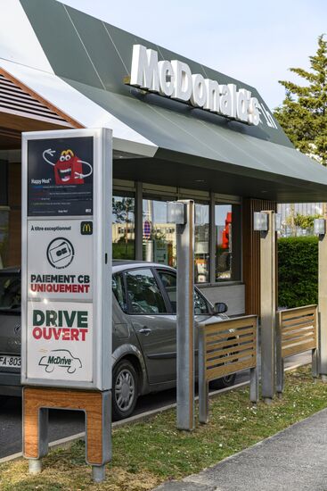 В Париже стали вновь открываться рестораны Макдональдс