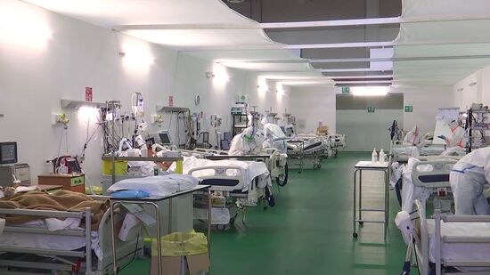 Совместная работа российских и итальянских врачей в полевом госпитале Бергамо