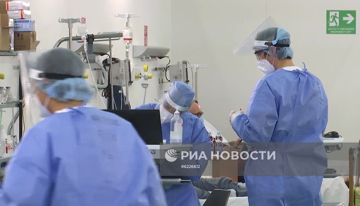 Совместная работа российских и итальянских врачей в полевом госпитале Бергамо