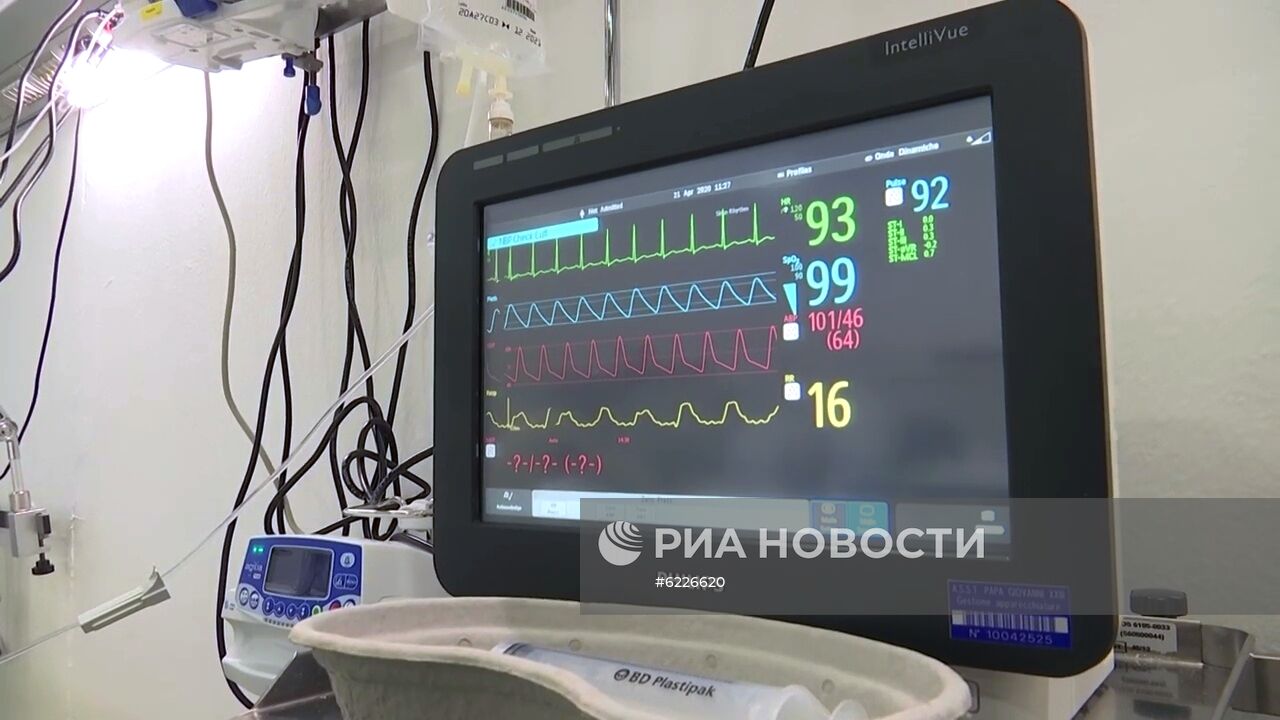 Совместная работа российских и итальянских врачей в полевом госпитале Бергамо