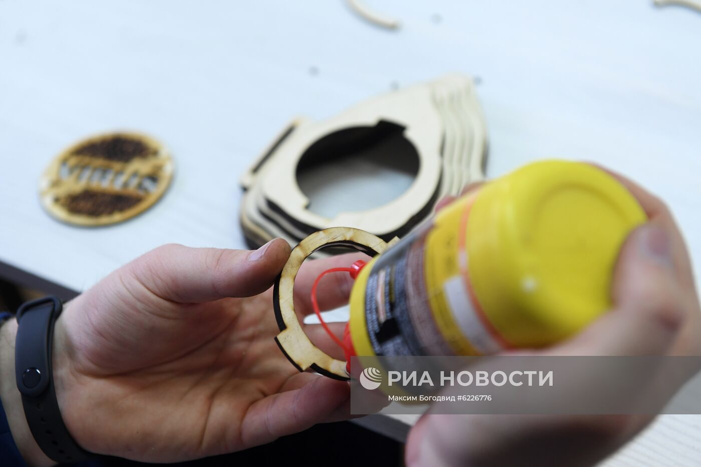 Житель Татарстана начал изготавливать многоразовые маски из фанеры