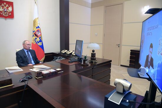 Президент РФ В. Путин провел встречу с губернатором Свердловской области Е. Куйвашевым
