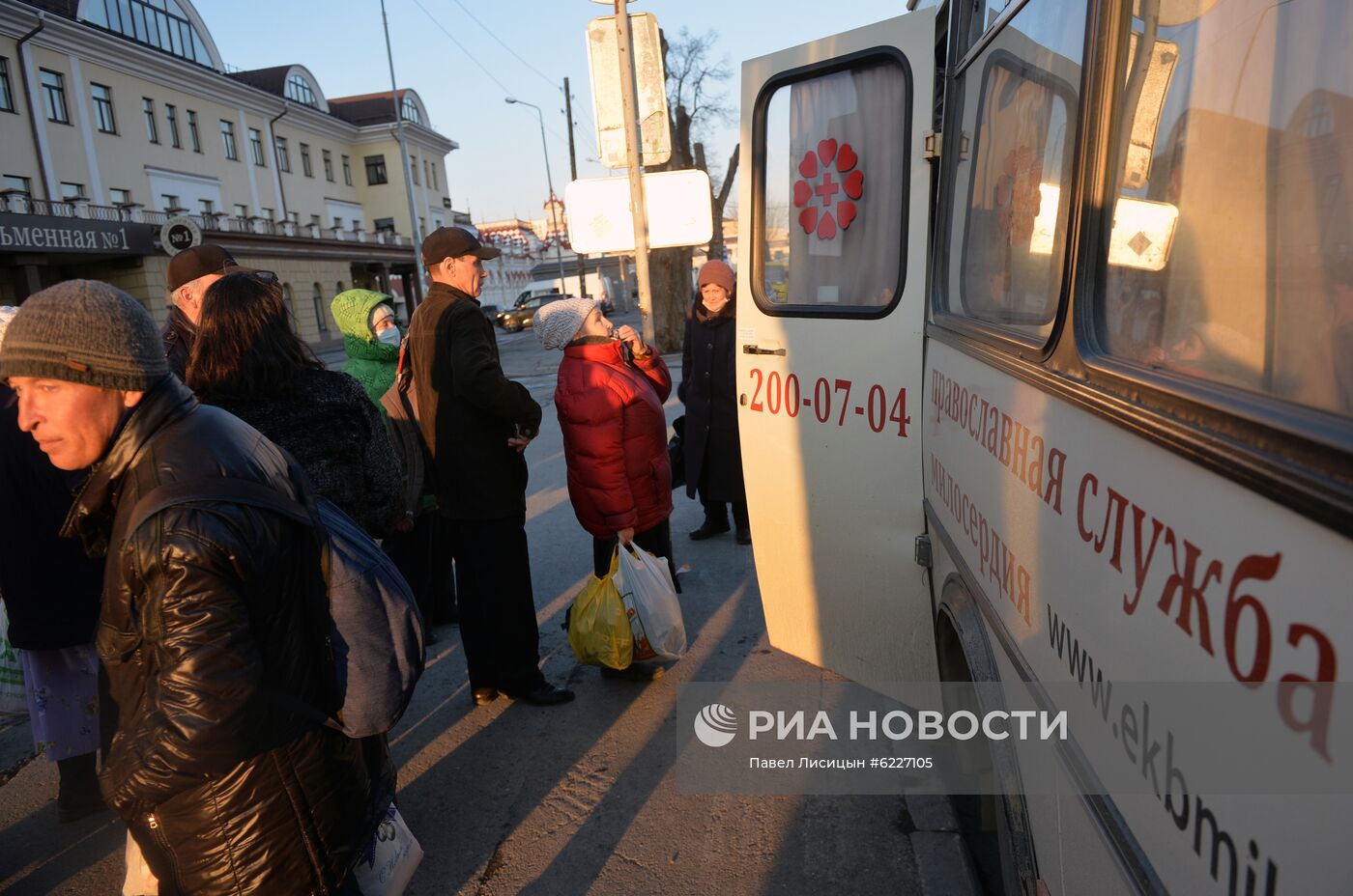 Волонтеры помогают бездомным во время пандемии коронавирус