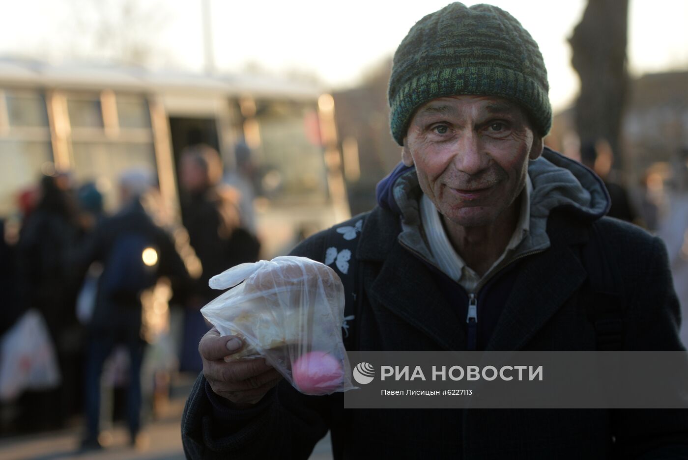 Волонтеры помогают бездомным во время пандемии коронавирус