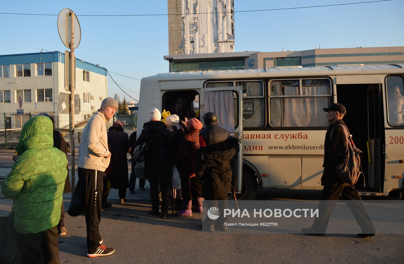 Волонтеры помогают бездомным во время пандемии коронавирус