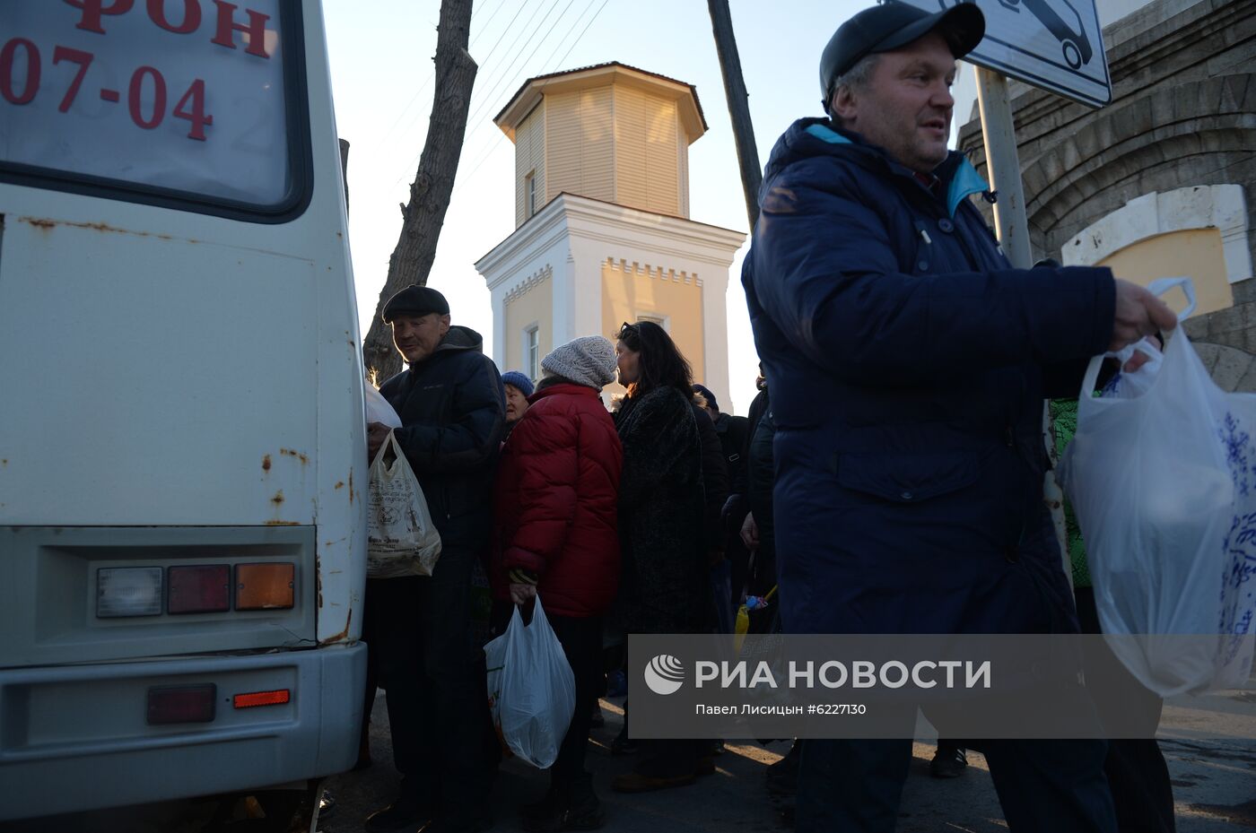 Волонтеры помогают бездомным во время пандемии коронавирус