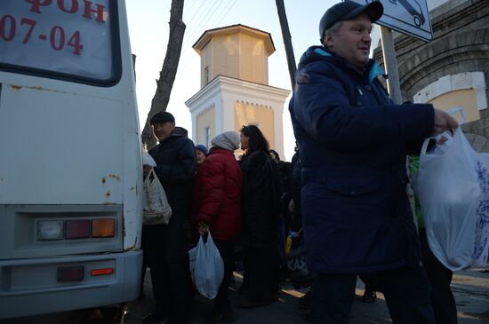 Волонтеры помогают бездомным во время пандемии коронавирус