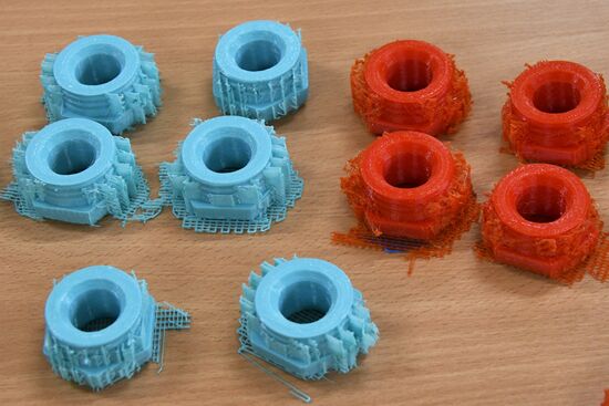 Студенты из Краснодара печатают детали для масок и респираторов на 3D-принтере