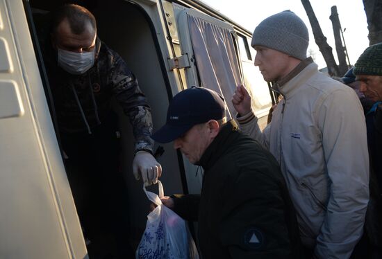 Волонтеры помогают бездомным во время пандемии коронавирус