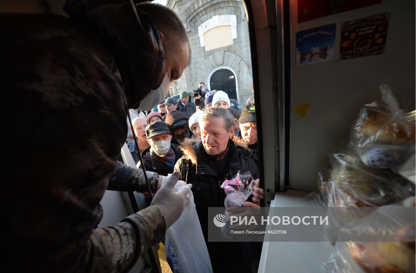 Волонтеры помогают бездомным во время пандемии коронавирус