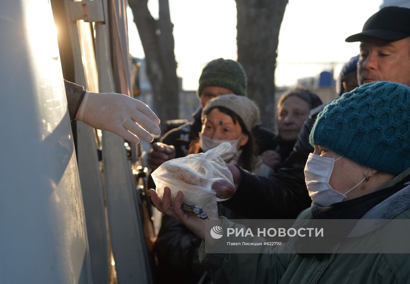 Волонтеры помогают бездомным во время пандемии коронавирус