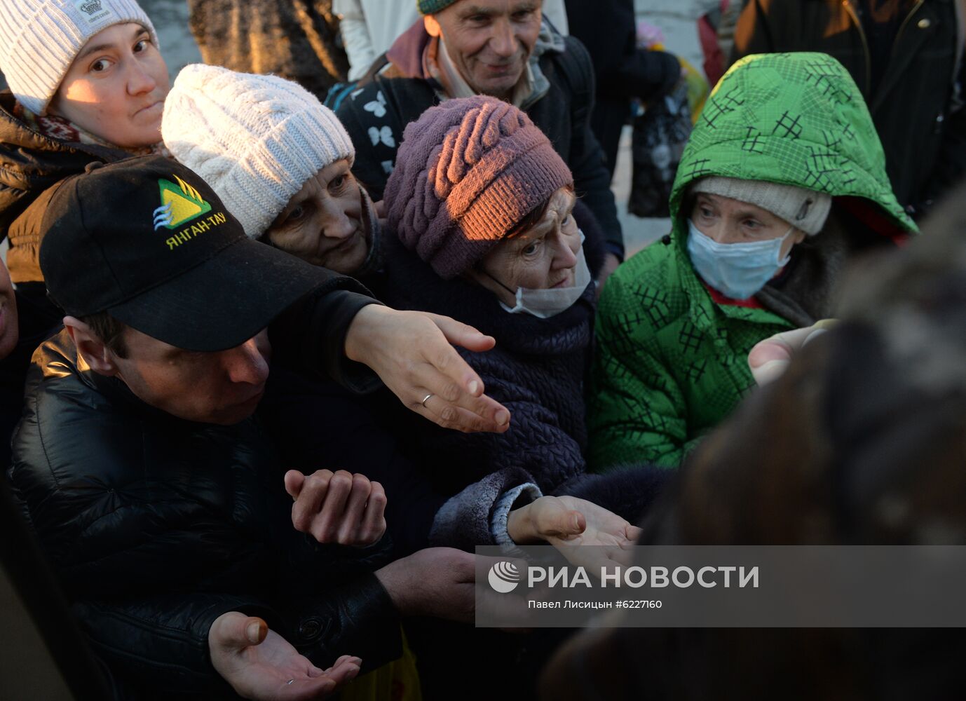 Волонтеры помогают бездомным во время пандемии коронавирус