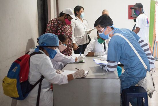 Тестирование на коронавирус в бедных районах Каракаса