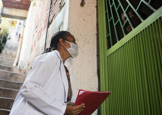 Тестирование на коронавирус в бедных районах Каракаса