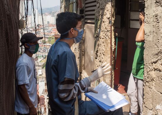 Тестирование на коронавирус в бедных районах Каракаса