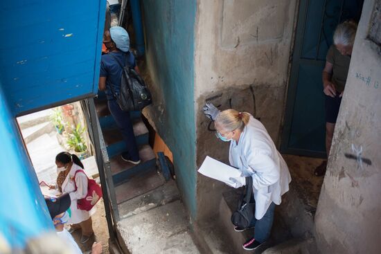 Тестирование на коронавирус в бедных районах Каракаса