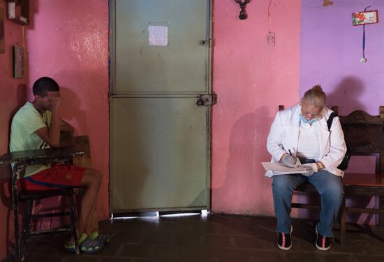 Тестирование на коронавирус в бедных районах Каракаса