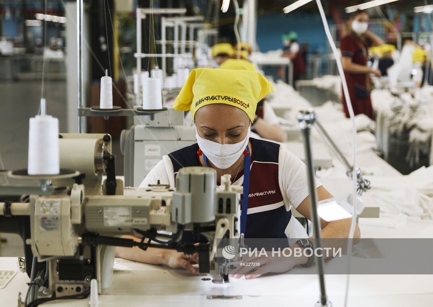 Производство медицинских масок и защитных костюмов на заводе компании Bosco di Ciliegi 