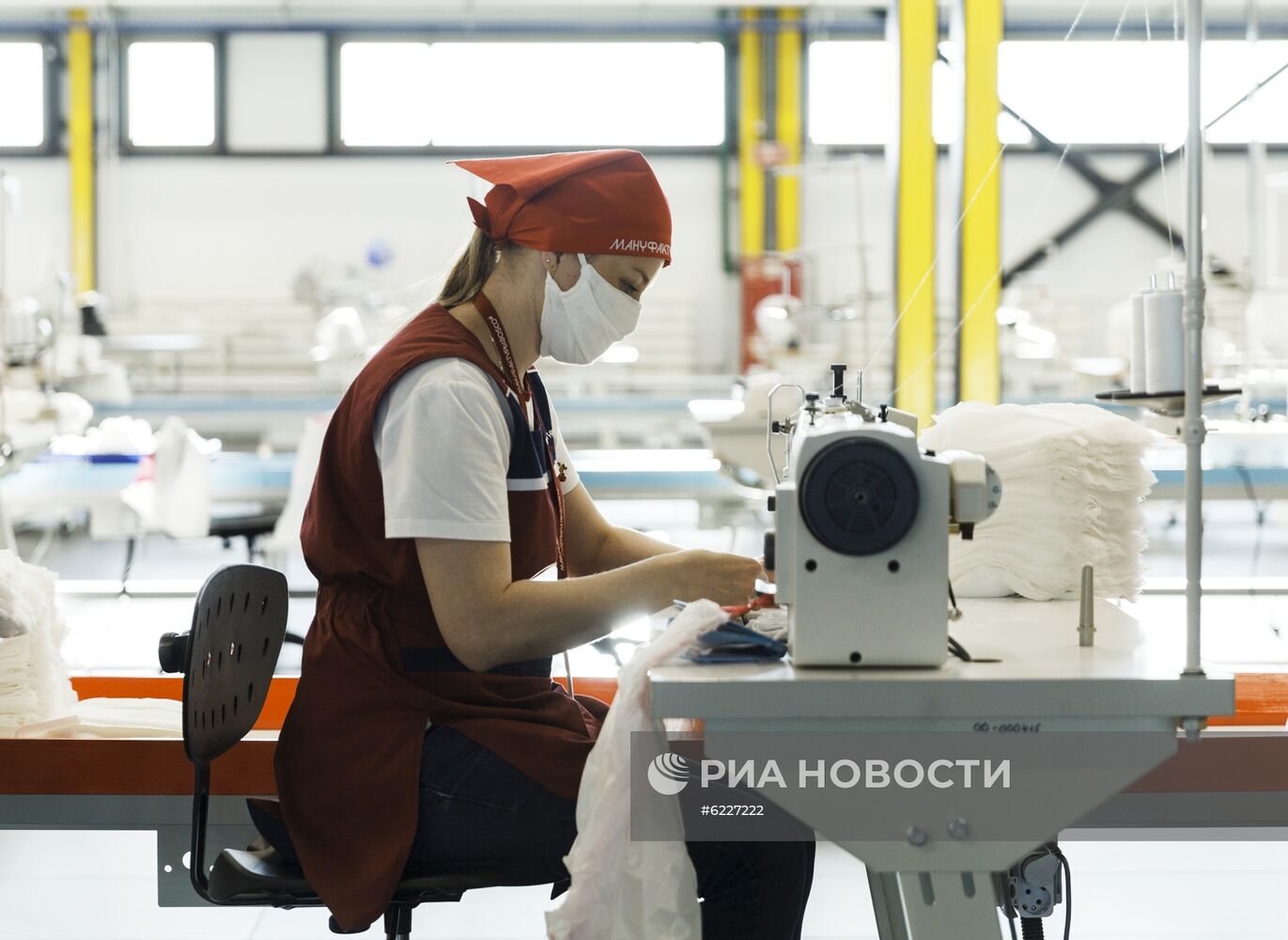 Производство медицинских масок и защитных костюмов на заводе компании Bosco di Ciliegi 