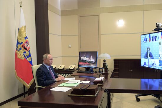 Президент РФ В. Путин провел совещание по вопросам банковского кредитования экономики