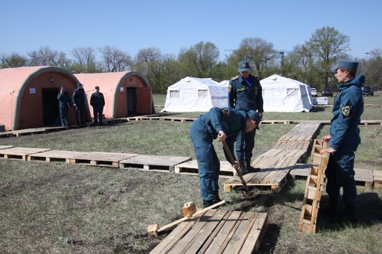 Учения МЧС в Донецке по развертыванию полевого медицинского лагеря