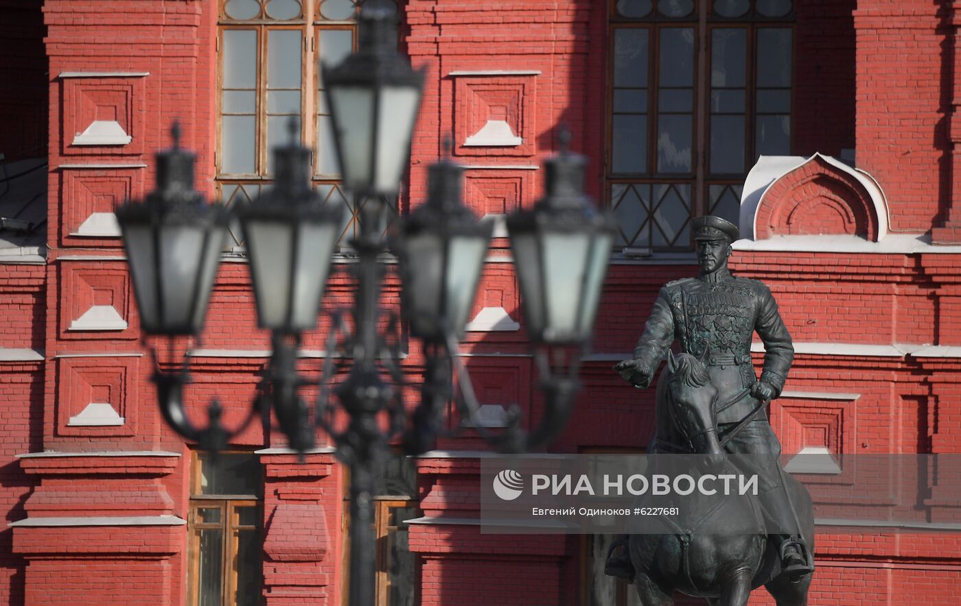 Отреставрированный памятник маршалу Жукову установили на Манежной площади в Москве