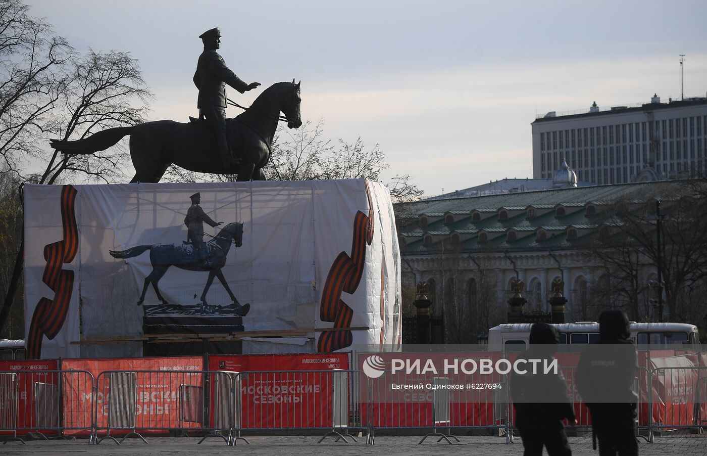 Отреставрированный памятник маршалу Жукову установили на Манежной площади в Москве