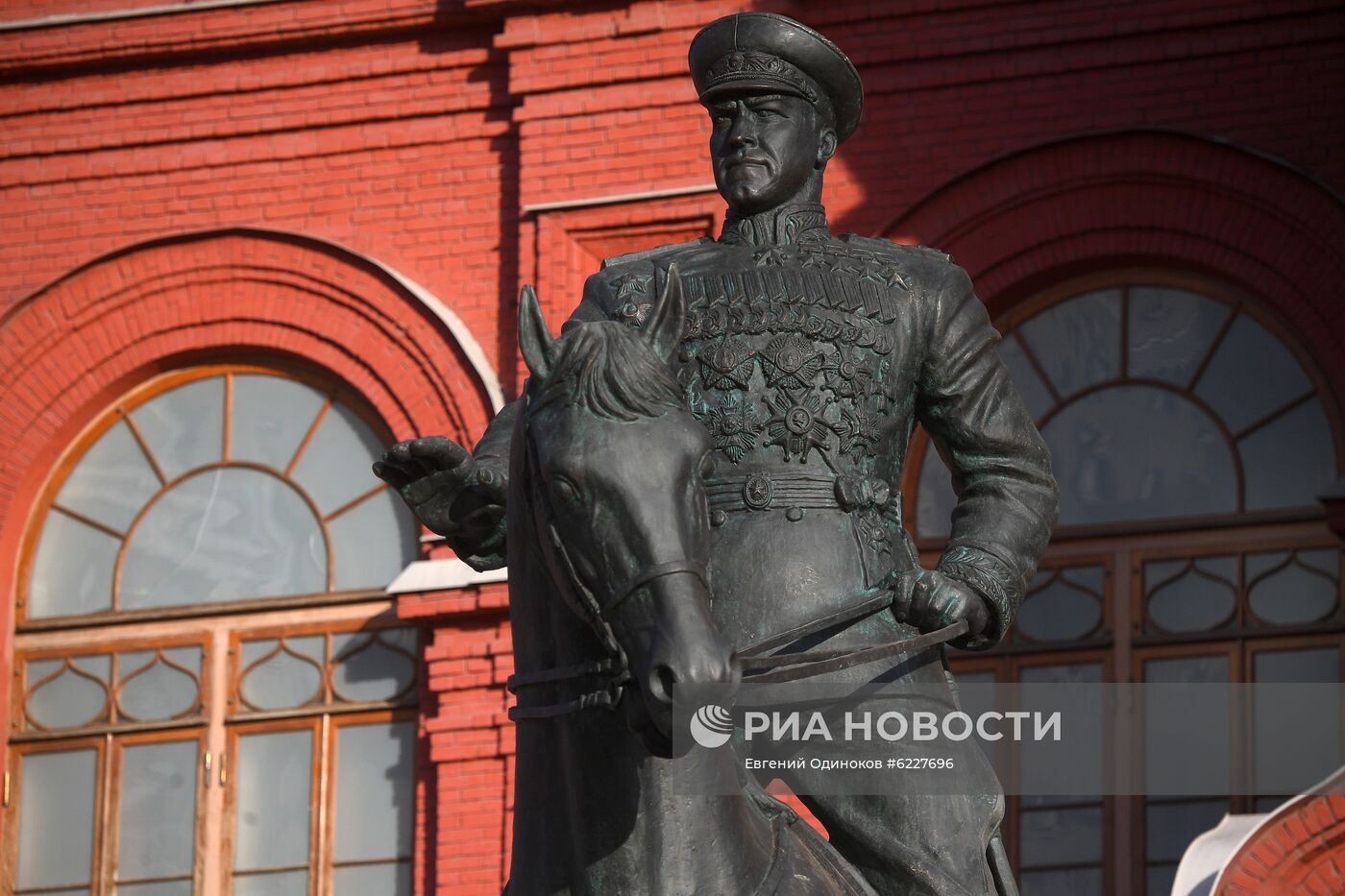 Отреставрированный памятник маршалу Жукову установили на Манежной площади в Москве