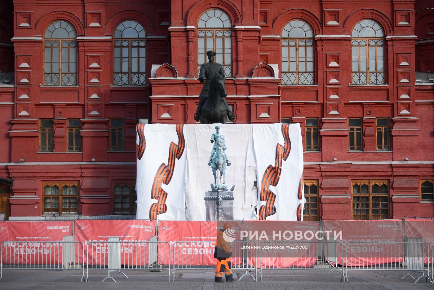 Отреставрированный памятник маршалу Жукову установили на Манежной площади в Москве