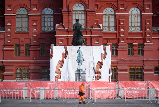 Отреставрированный памятник маршалу Жукову установили на Манежной площади в Москве