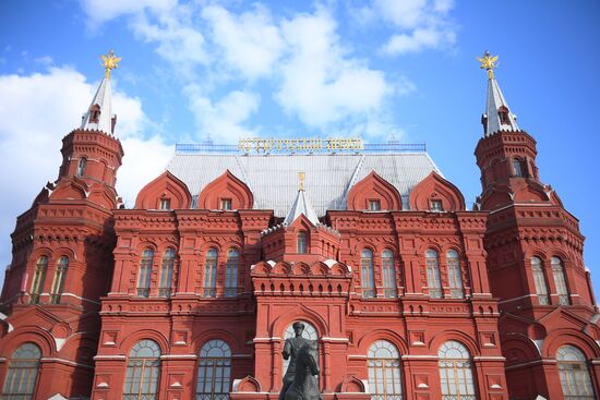 Отреставрированный памятник маршалу Жукову установили на Манежной площади в Москве